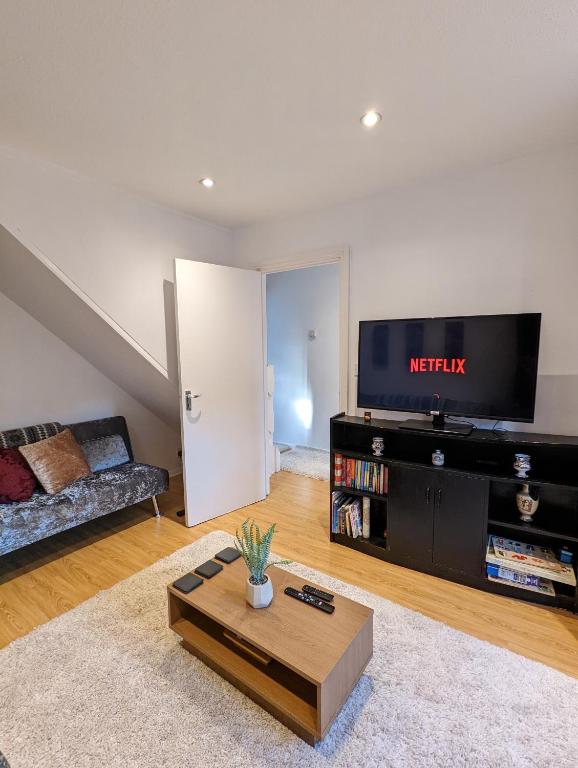 35 mins to Central London, Home for up to 9 people with private garden and parking