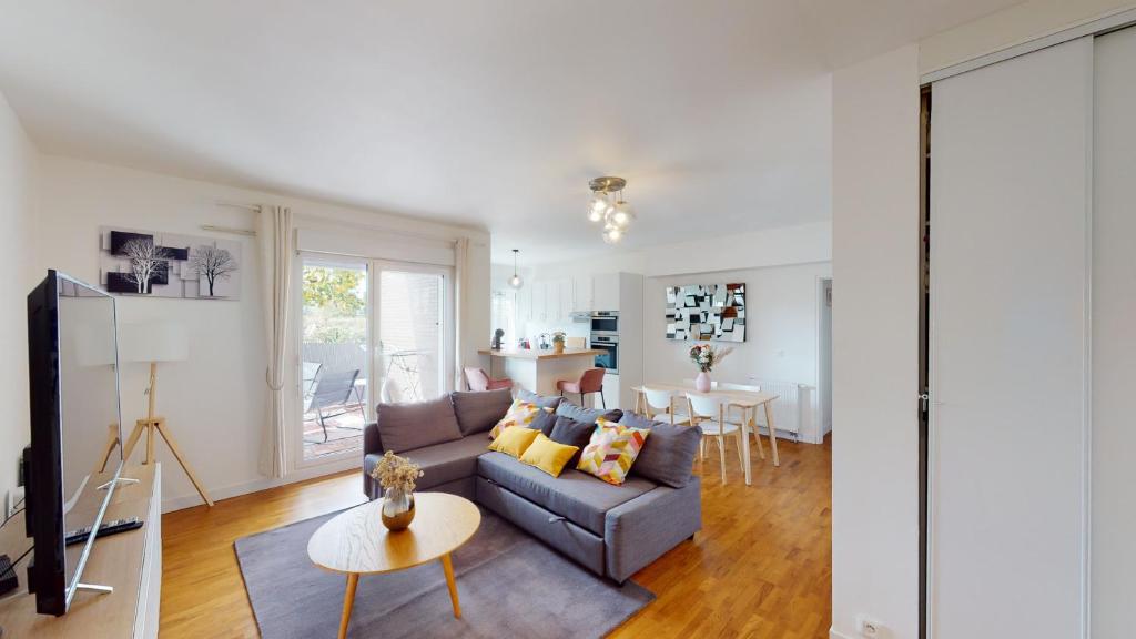 Live Like a Local Stylish 2BR with Balcony & Parking - 1