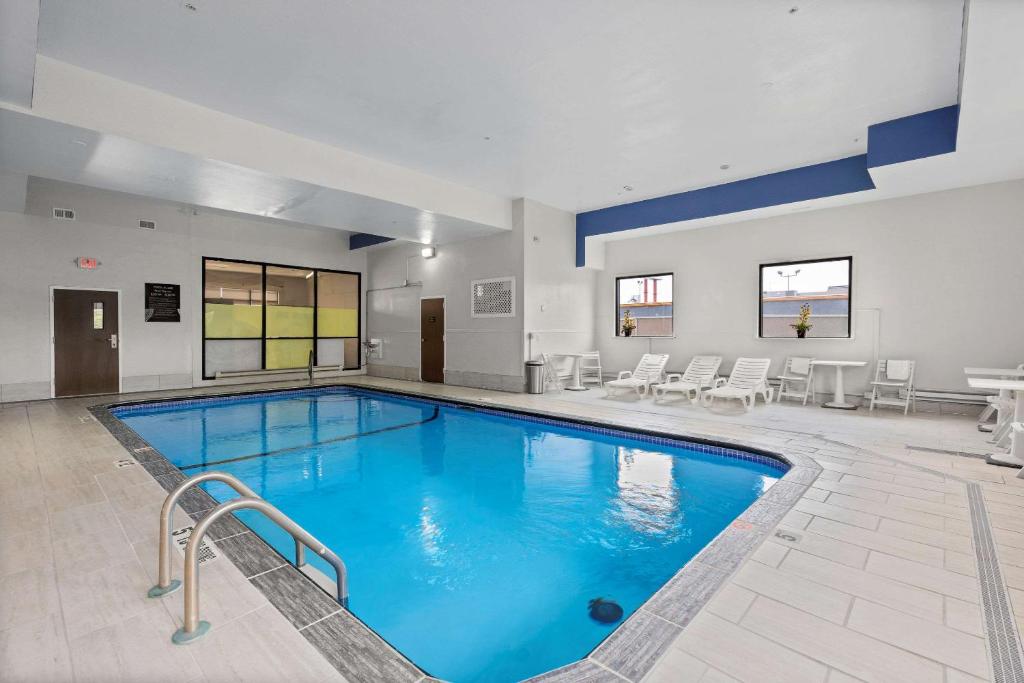 Comfort Inn & Suites St. Louis-Hazelwood photo