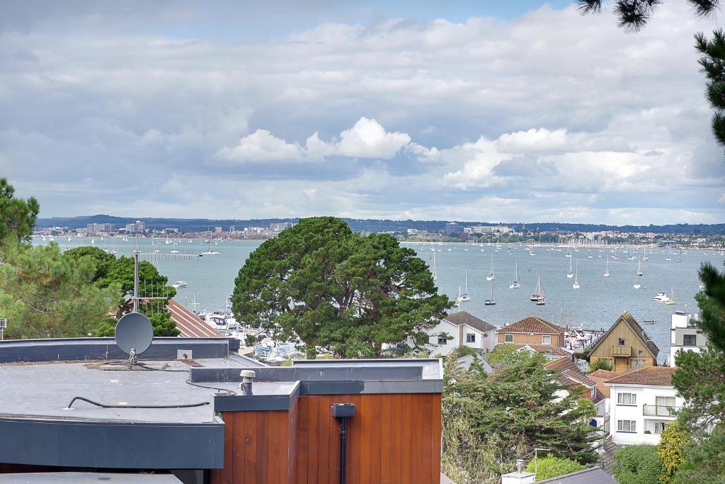 Luxury 3bd penthouse with roof terrace and hot tub, Canford Cliffs