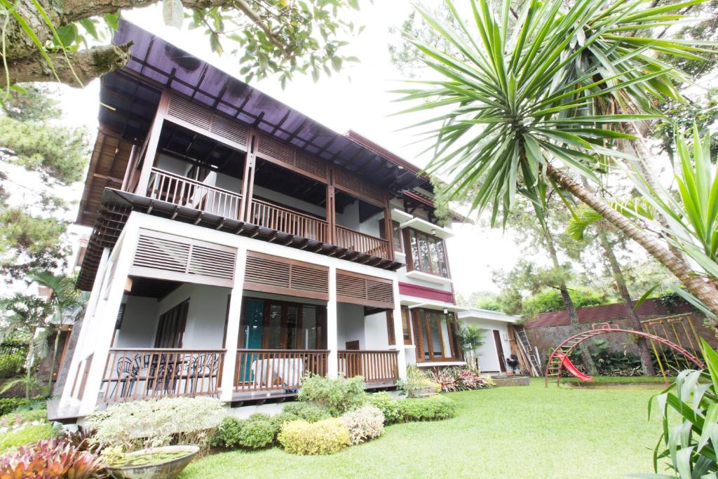Rumah Pelita near Lembang FREE WIFI - Villa Lantera — Hotel in Bandung