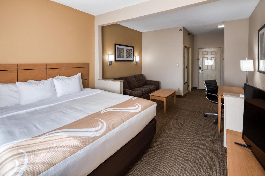 Quality Inn and Suites Springfield Southwest near I-72 photo