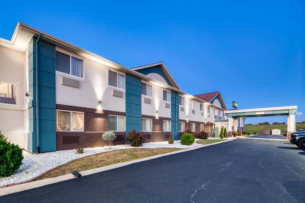 Quality Inn and Suites Springfield Southwest near I-72 photo