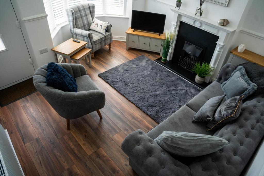 Wavecrest Cottage, Hot Tub, Large Garden, Sleeps 8, Flamborough