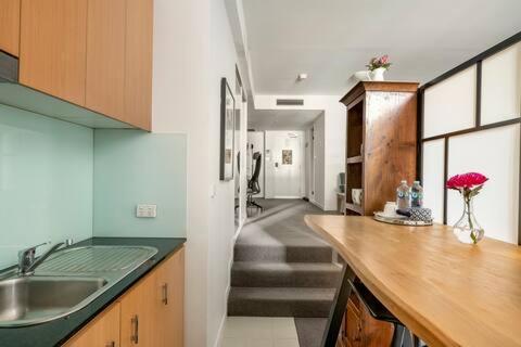 Roma studio apartment in Collins Street photo
