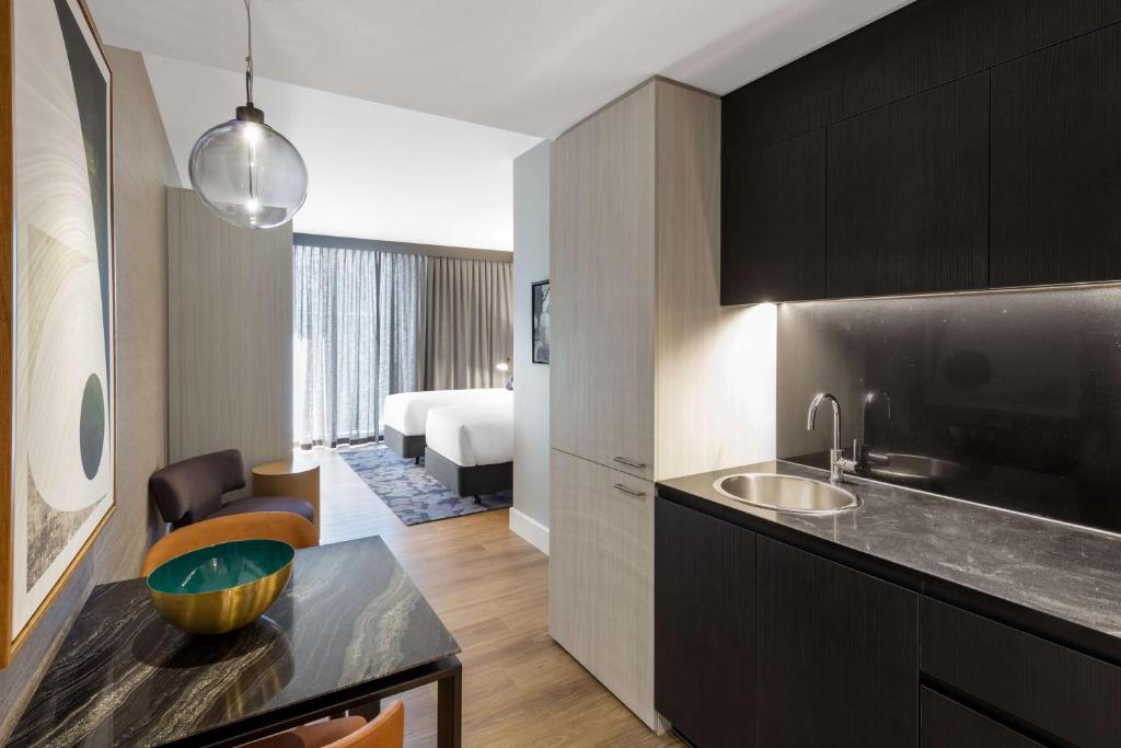 Kitchen, Adina Apartment Hotel Brisbane in Brisbane