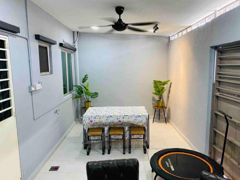 THE GREEN-SEMENYIH HOMESTAY FAMILY SUITES 8-10 PAX photo