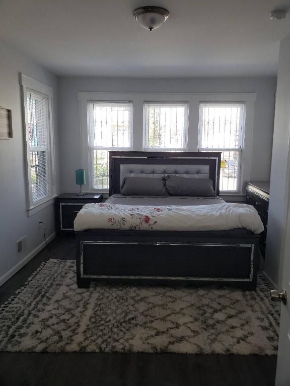 Lovely 3 Bedroom Apt With Parking On Premises