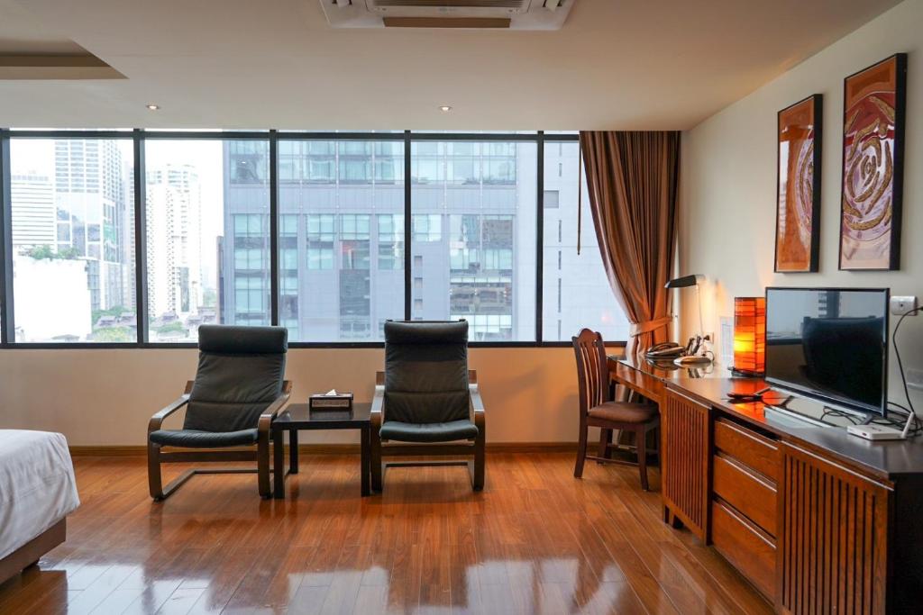 Shared lounge/TV area
