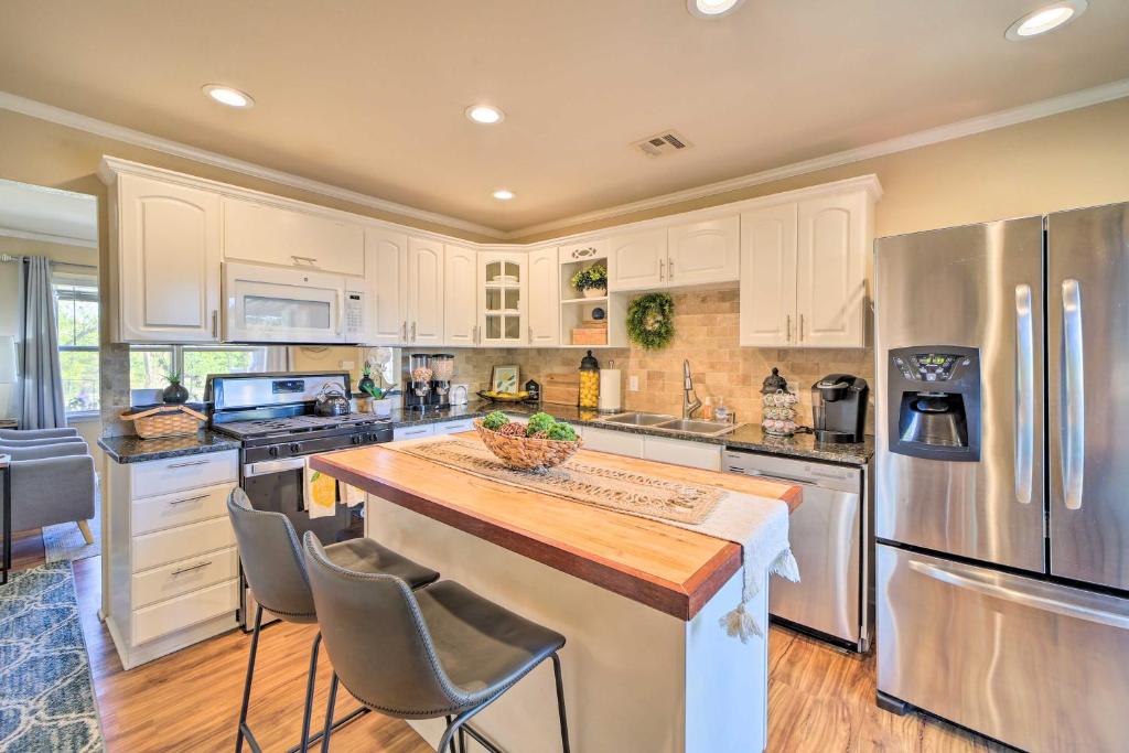 Charming Cottage with Fire Pit, 9 Mi to Dtwn!