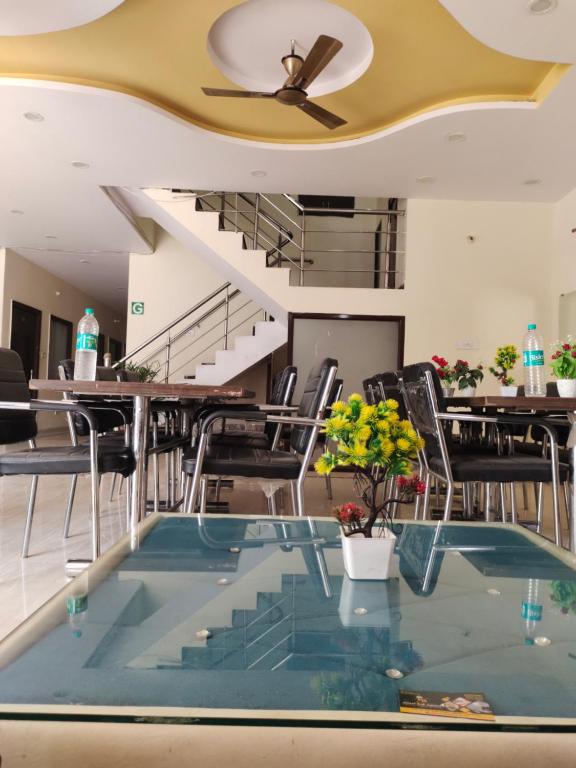 OYO Flagship 16694 Hotel Kb Square photo