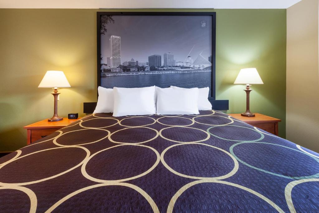 Super 8 by Wyndham Berlin WI photo