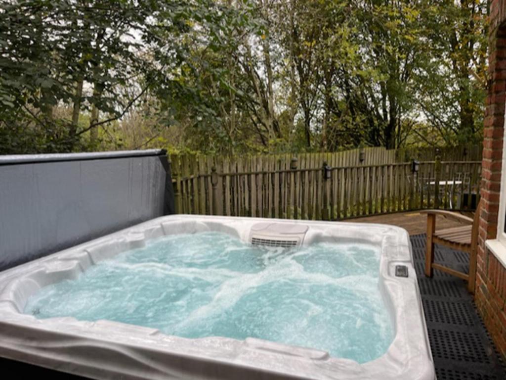 BlaydonBurn - Sleeps 4 5 - Parking - HotTub - Yard, Blaydon