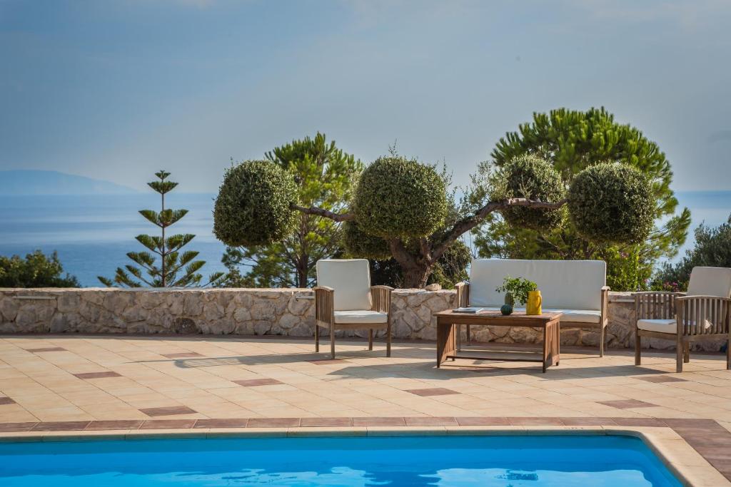 Eagle's Nest — Swimming pool in Lourdata, Ionian Islands