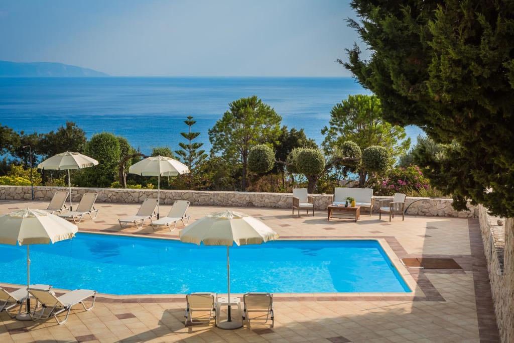 Eagle's Nest — Swimming pool in Lourdata, Ionian Islands
