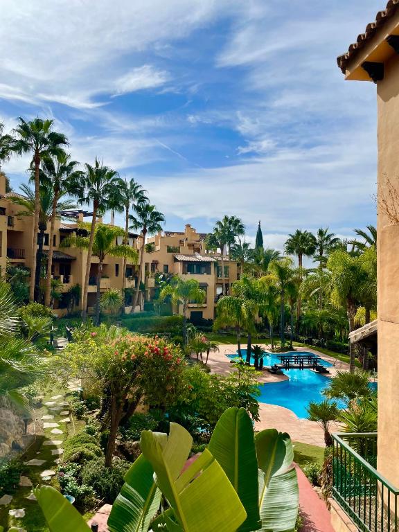Apartment next to the El Campanario, Atalaya Golf - 1