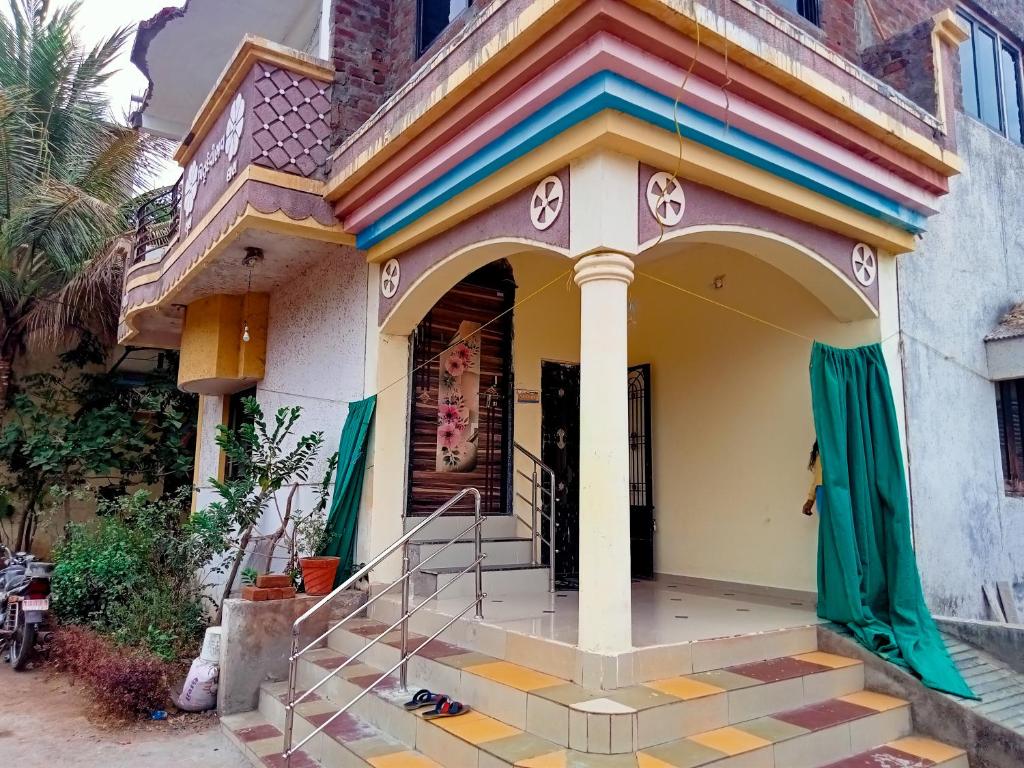 Krishna Homestay — Hotel in Dabhoi