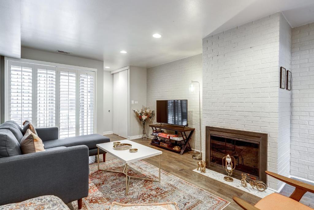 Charming & Bright Multilevel Townhome with Parking, Chicago