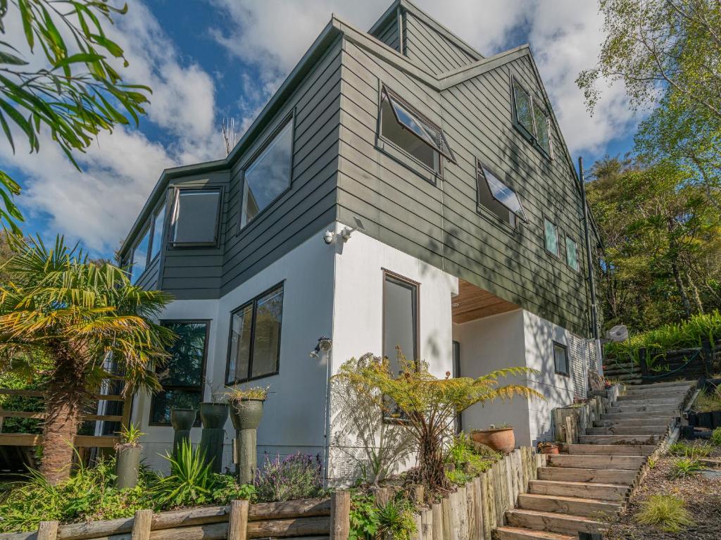 Hillside Haven - Tairua Holiday Home, Tairua