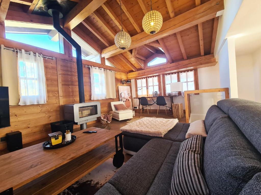 CHALET LA LOUVE, Courchevel 1650- 15 personnes Jacuzzi et Hammam Pistes 70 m,commerces 50m, Courchevel