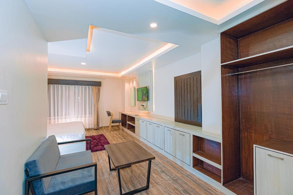 POMs Penthouse in Phewa Lake — photo 2
