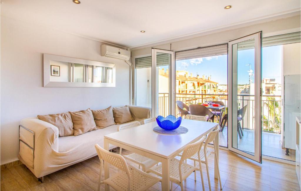 Stunning Apartment In Santa Pola - 2