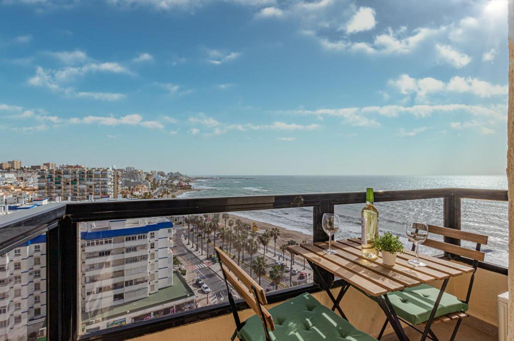 Beachfront with Spectacular views and Swimming pool, Benalmádena