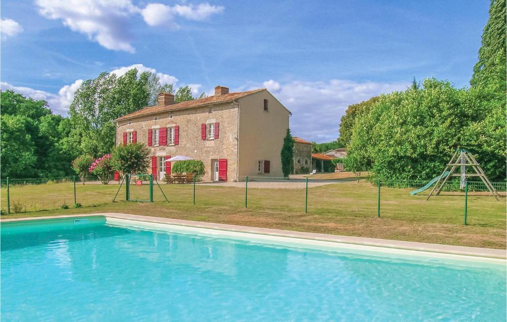 Stunning Home In St Maixent De Beugn With 5 Bedrooms, Wifi And Private Swimming Pool