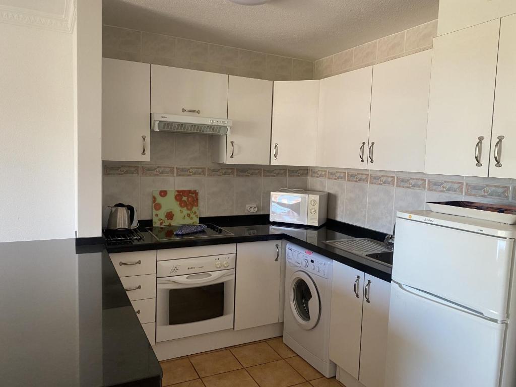 Apart Hotel 1 bed Apartment 14B2, Victoria Court 1, Los Cristianos, Tenerife - 2