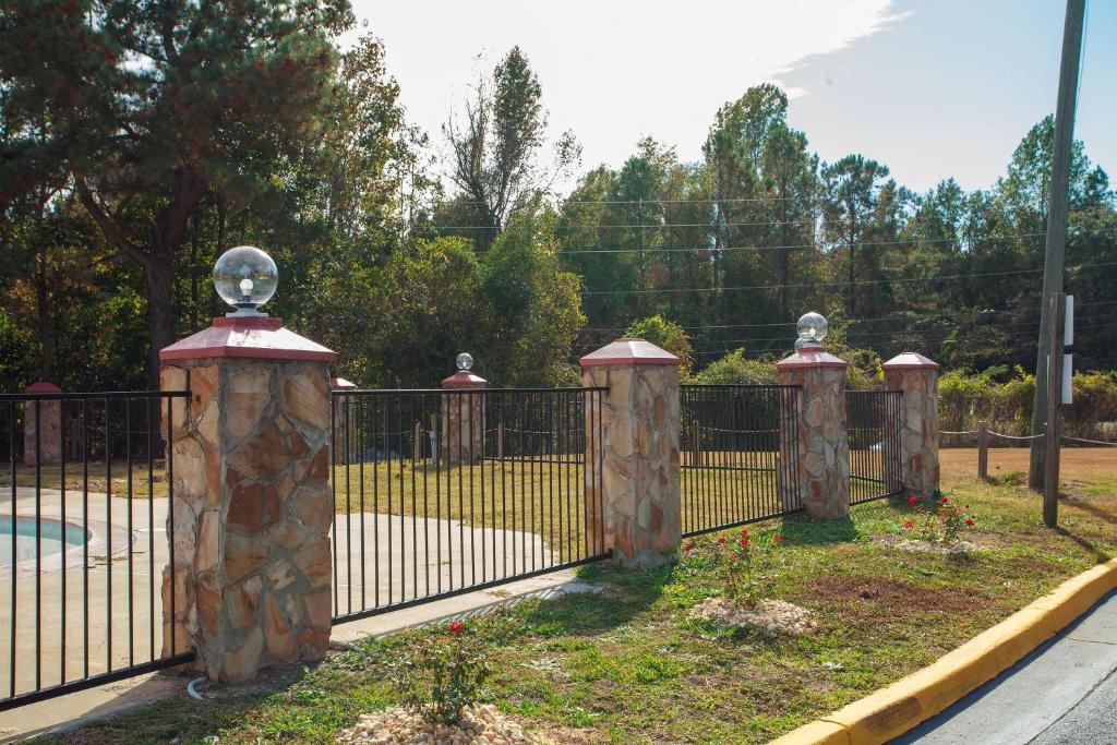 Travelodge by Wyndham Macon West photo