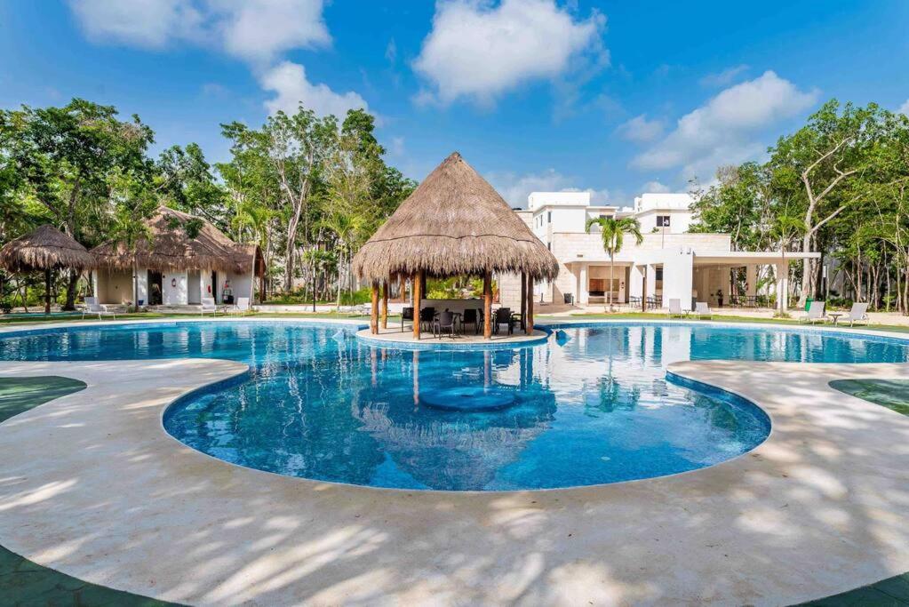 Lovely COZY Apt w/pool 2 Bedrooms. Great location! photo