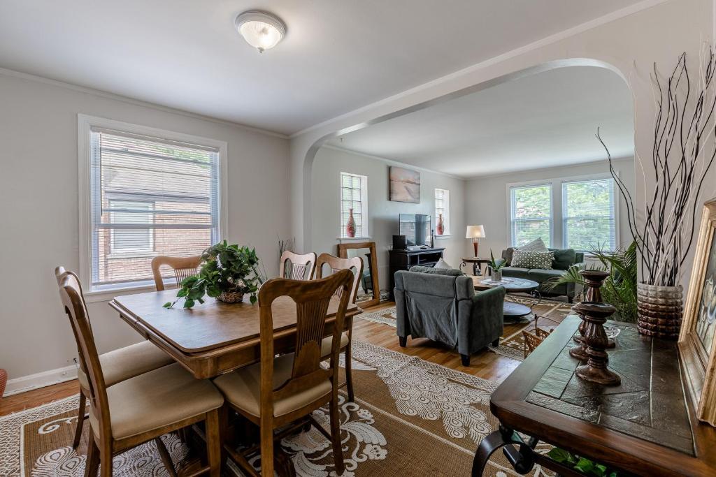 Enjoy Evanston! Slow Down After a Busy Day Sight Seeing - Walking Distance from Public Transportation apts, Evanston