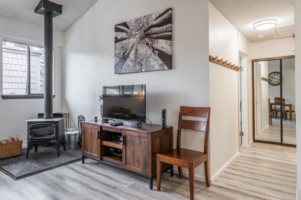 Summit #256 - Top Floor Summit 1 Bedrm 1 Bathrm Condo Just steps too Little Eagle Lodge Sleeps 4, Mammoth Lakes