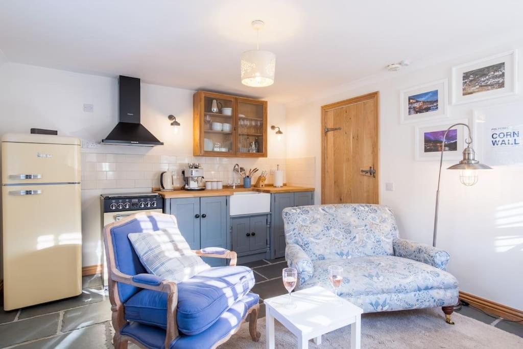 Bijou Coastal Apartment in Polperro With Hot Tub, Onsite Parking 5 min Downhill Walk To Village, Polperro