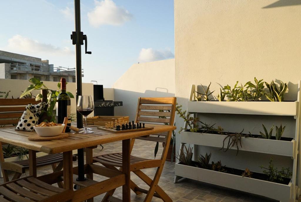 Cosy Designer Seaview Penthouse with Terrace & BBQ, St Paul's Bay