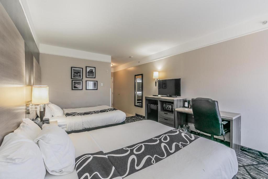 La Quinta Inn & Suites by Wyndham Granbury photo