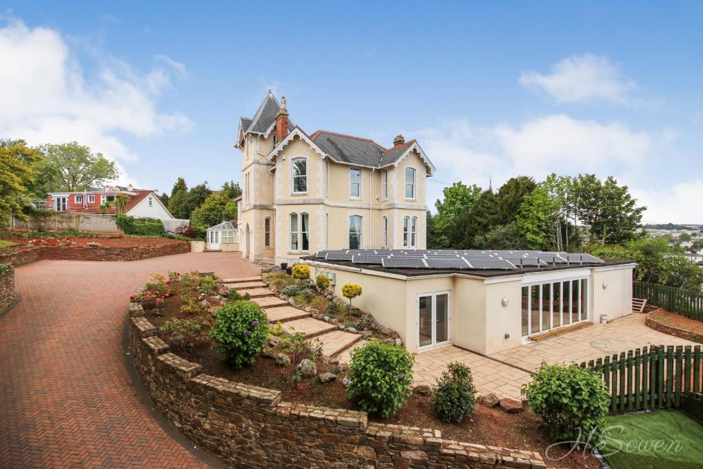 Torbay Rise villa exterior - pet-friendly family villa in Torquay