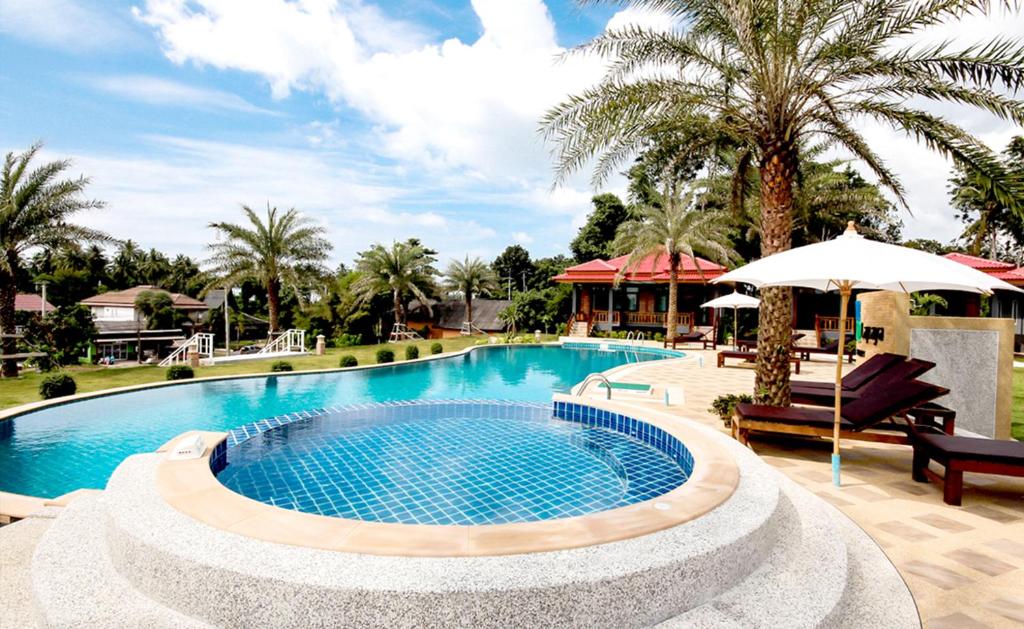 Swimming pool, Lanta Lapaya Resort in Koh Lanta