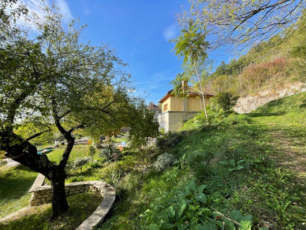 Jolie cabane avec jacuzzi pour les amoureux de la nature - 3