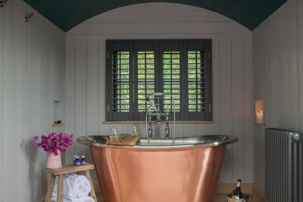 Boutique Shepherds Hut - Cotswold Country Escapes