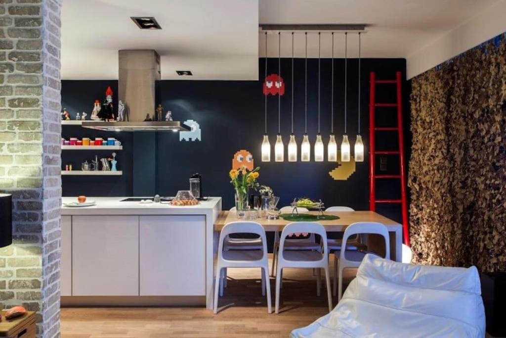 Super Heroes Apartment, Soluň