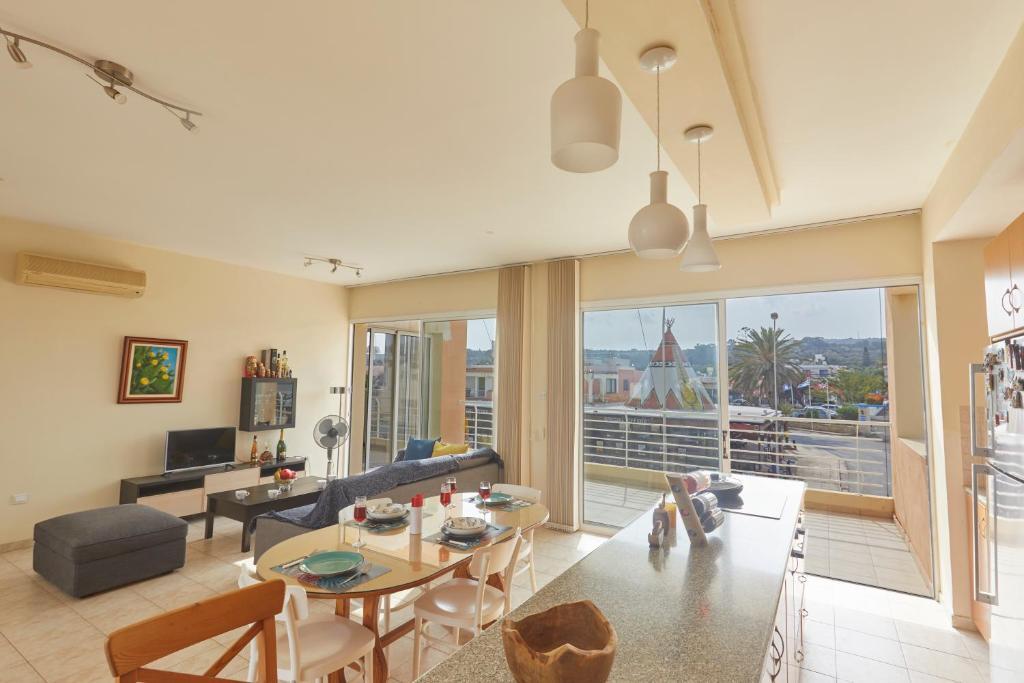 Spectacular Sea View, private jacuzzi & table pool, Protaras