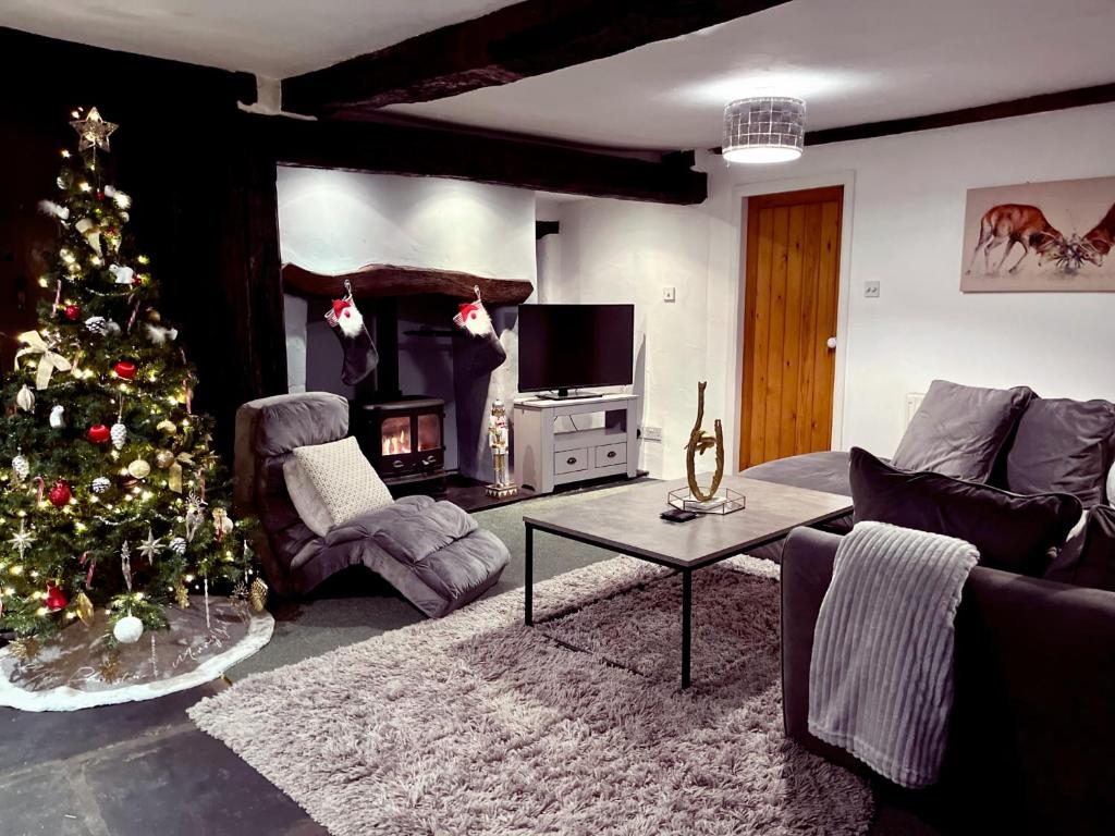 The Old Post Office, Cosy Grade II listed 2 bed apartment Windermere - photo 4
