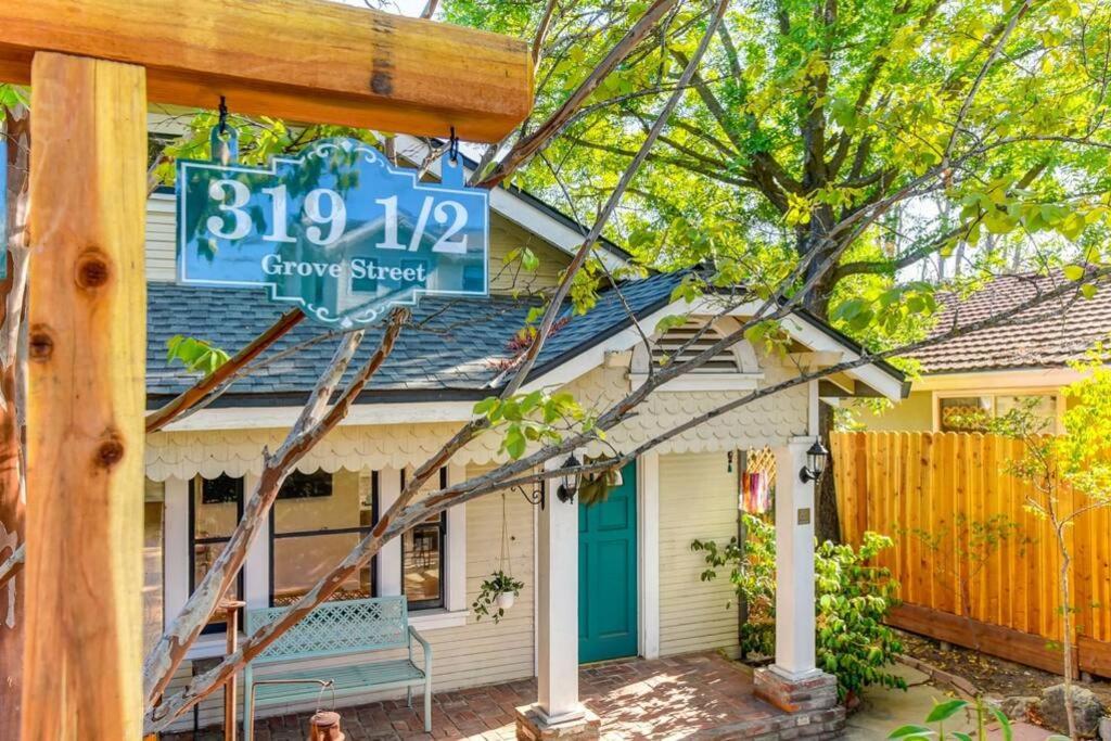 Vintage 50s Victorian Styled Apt in Old Roseville