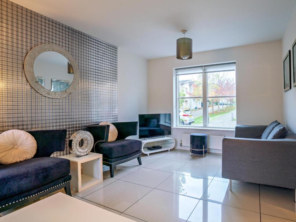Pass the Keys Modern townhouse with secure parking and garden, Cheltenham