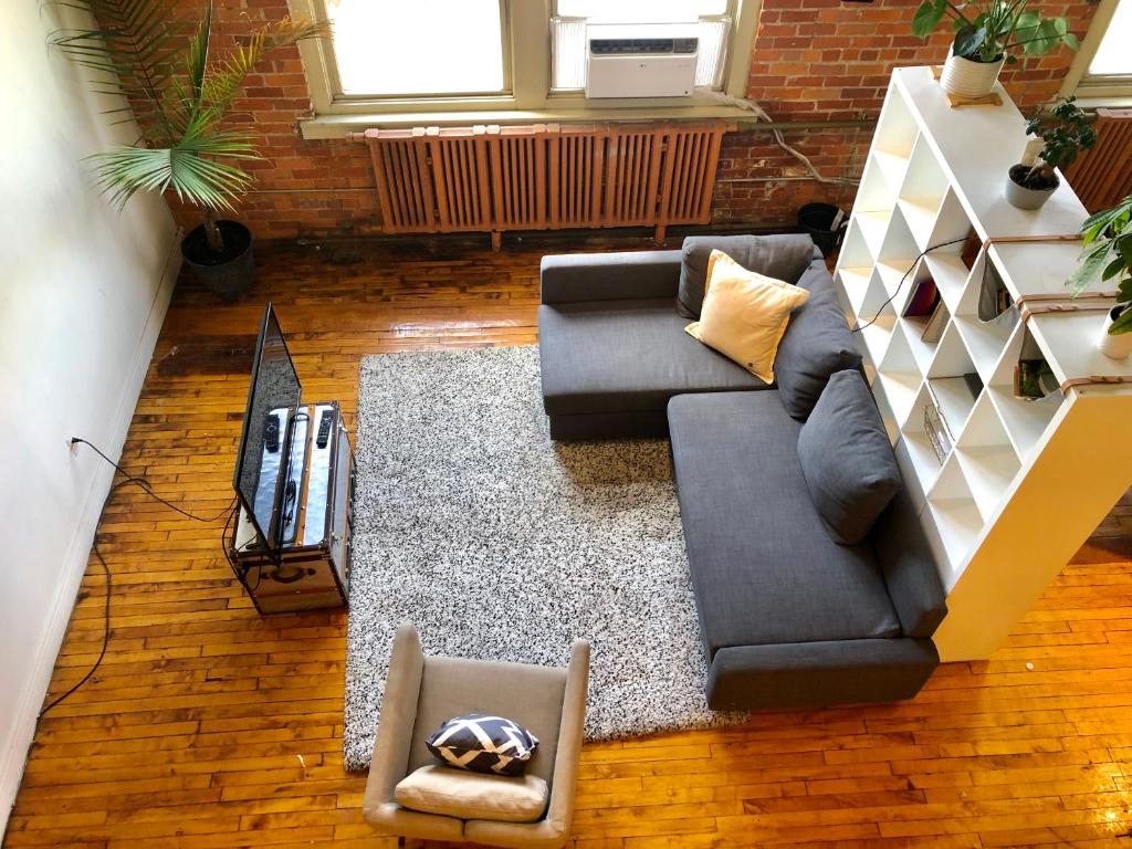 Just thee Essentials! 10 Minutes from Downtown