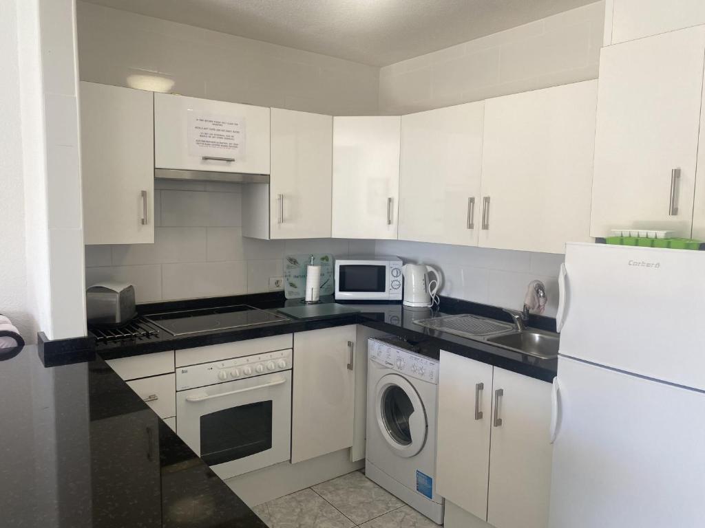 Apart Hotel 1 bed Apartment 6B2, Victoria Court 1, Los Cristianos,Tenerife - 4