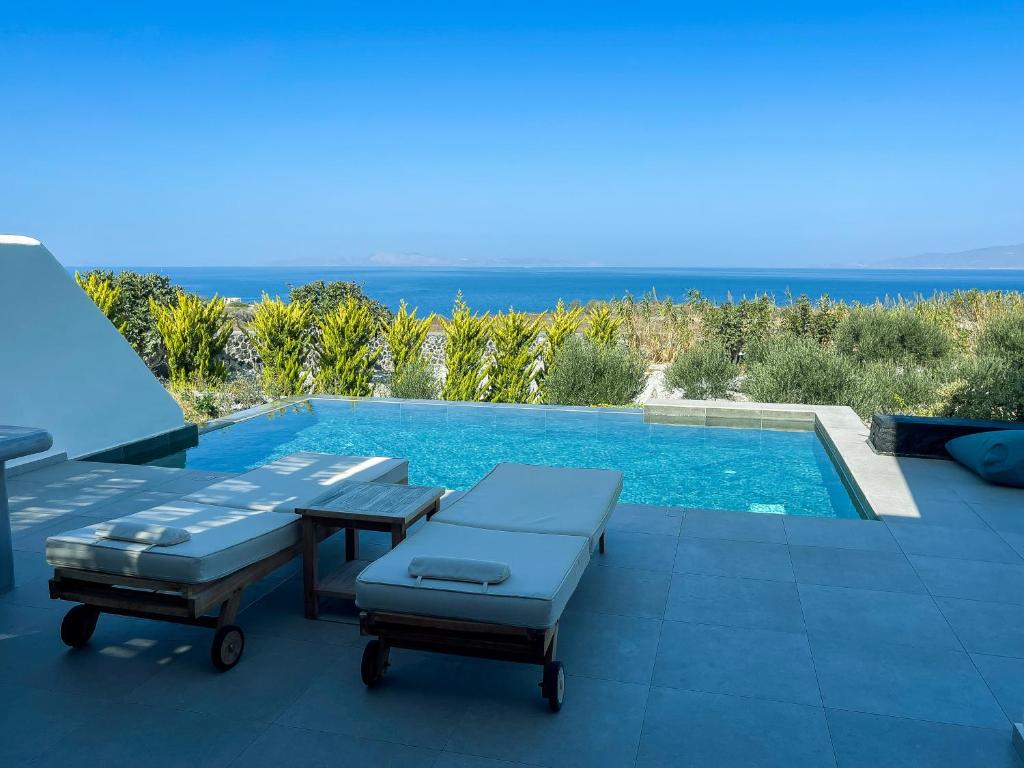 Phaos at Saint John Villas with private heated pool, Oia
