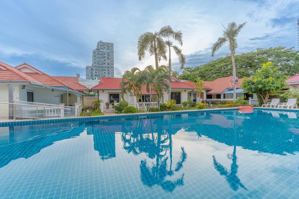 Resort 5-3BR Huge Pool, BBQ, 300m-Beach, 8 mins to Walking Street, Pattaya South
