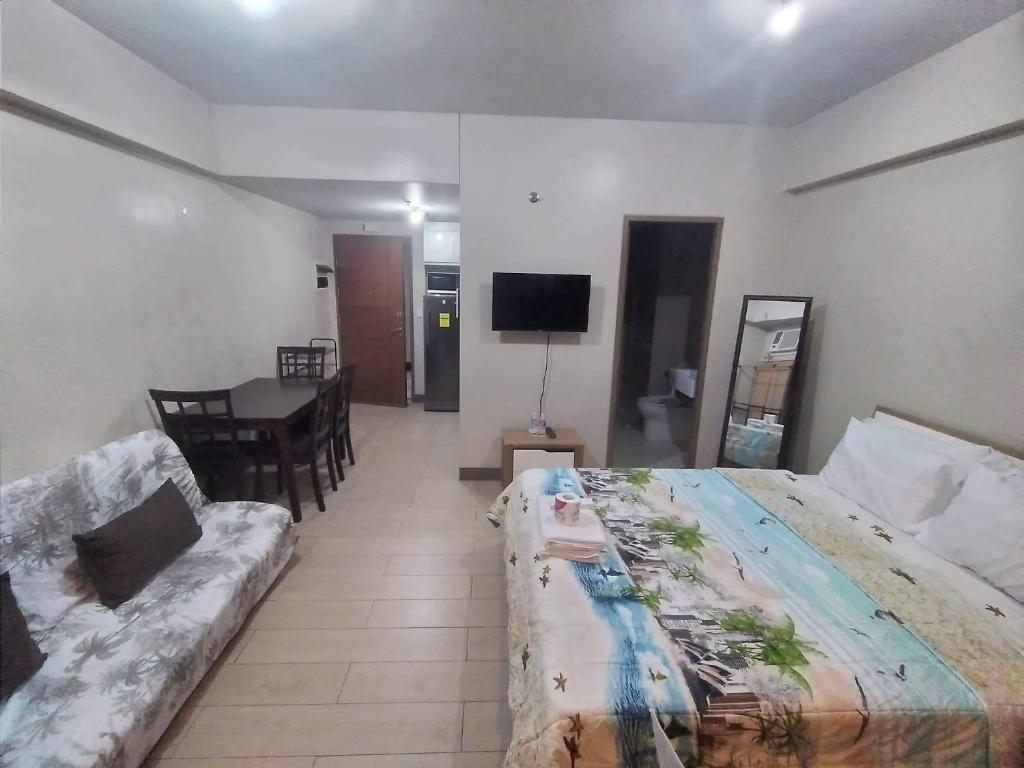 Rqui Affordable Hotel with Pool CondoTel Pasay — Hotel in Manila